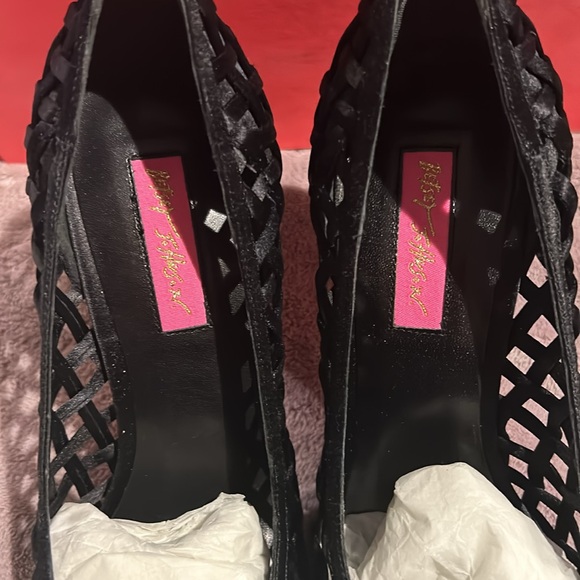 Betsey Johnson Black Lattice Ribbon Pump sz 8 - Picture 11 of 13